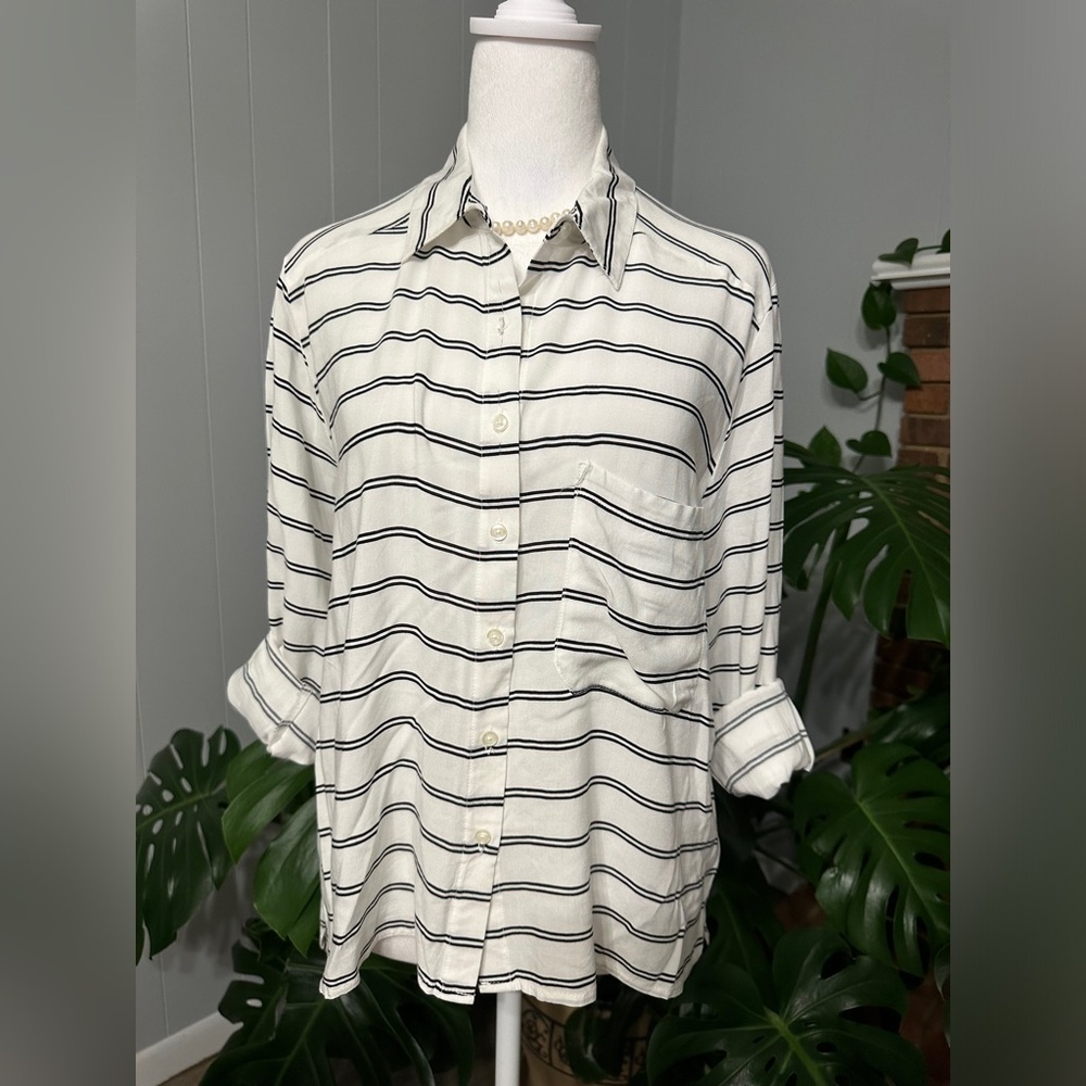 🛍️girl krazy Boyfriend button down shirt with pocket size large white & black